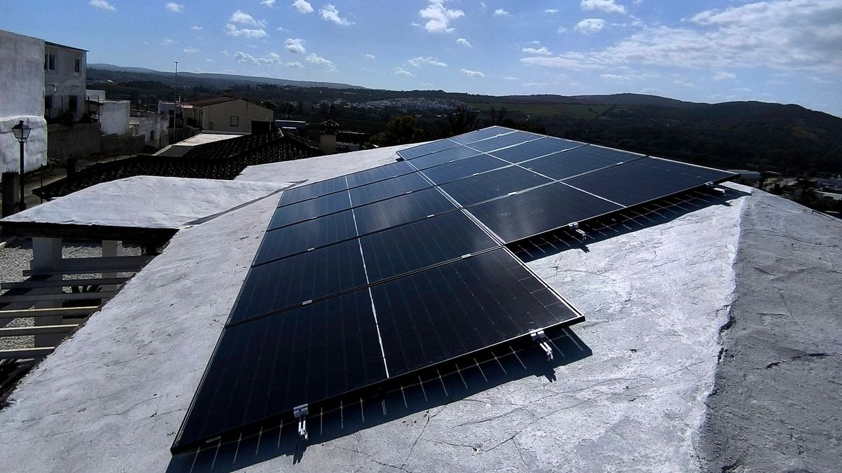 Instalación de placas solares en tejado de vivienda en Dos Hermanas