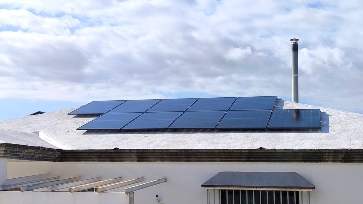 Paneles fotovoltaicos instalados en cubierta en Sevilla