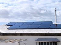 Paneles fotovoltaicos instalados en cubierta en Sevilla