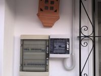 Electricista revisando instalación eléctrica en Dos Hermanas