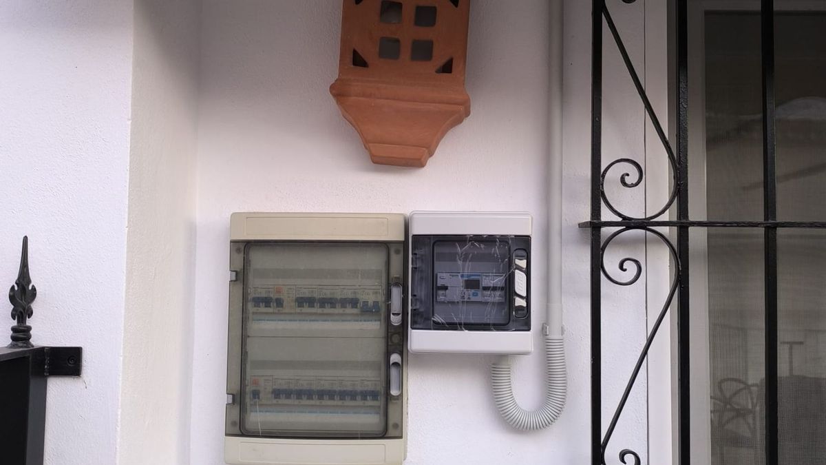Electricista revisando instalación eléctrica en Dos Hermanas