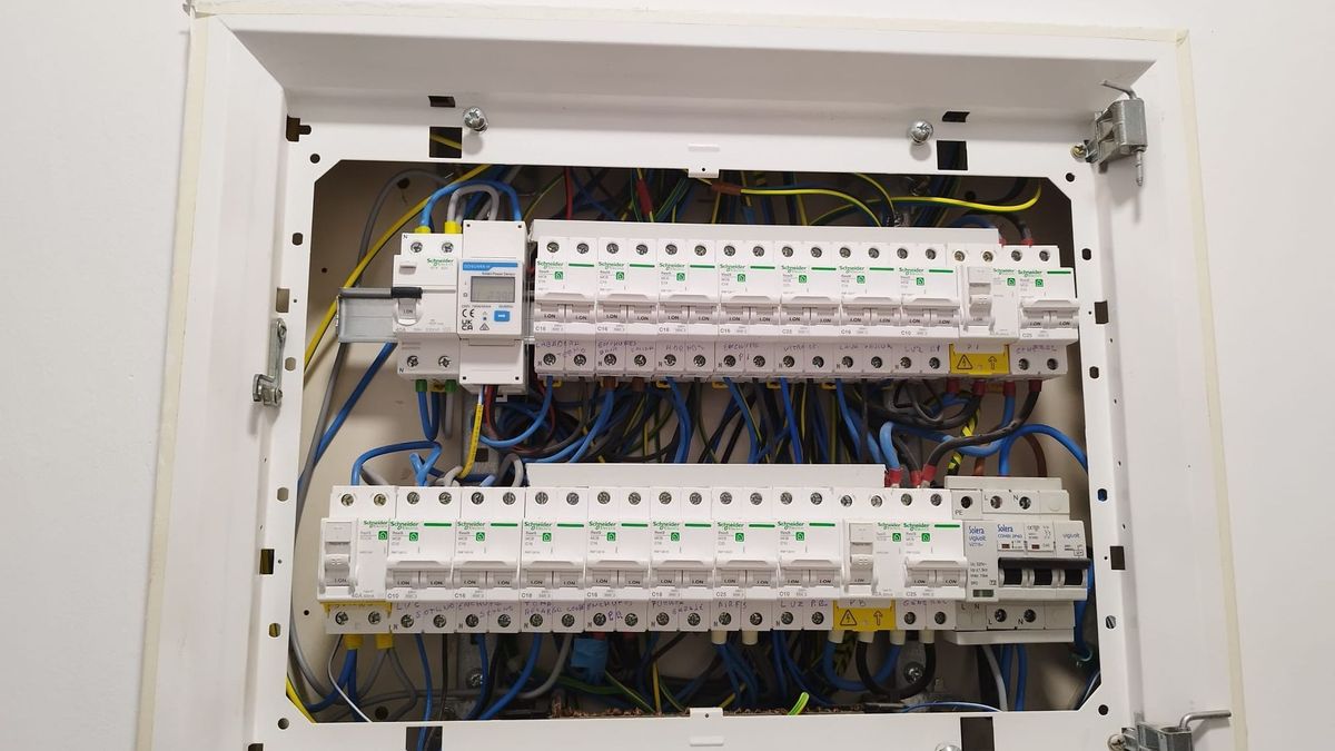 Reforma eléctrica en comunidad de vecinos en Sevilla