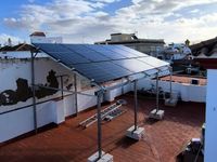 Invesor solar y batería de respaldo instalados por Ampereon en Sevilla