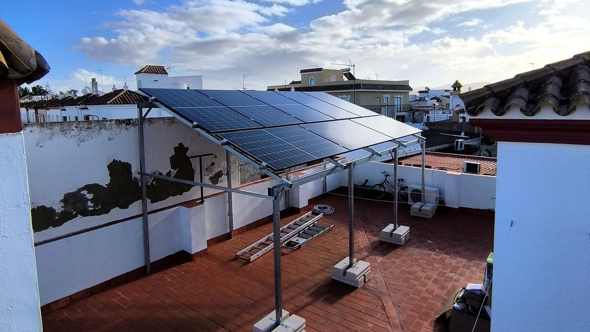 Invesor solar y batería de respaldo instalados por Ampereon en Sevilla