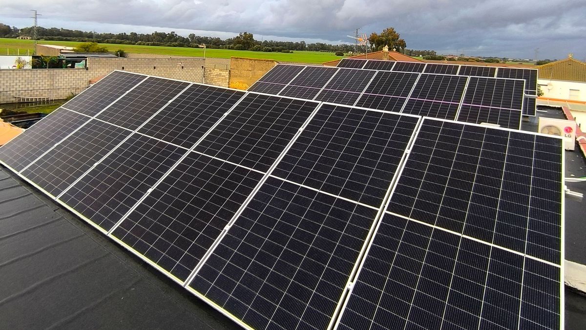 Autoconsumo solar aislado con baterías en cortijo de Sevilla