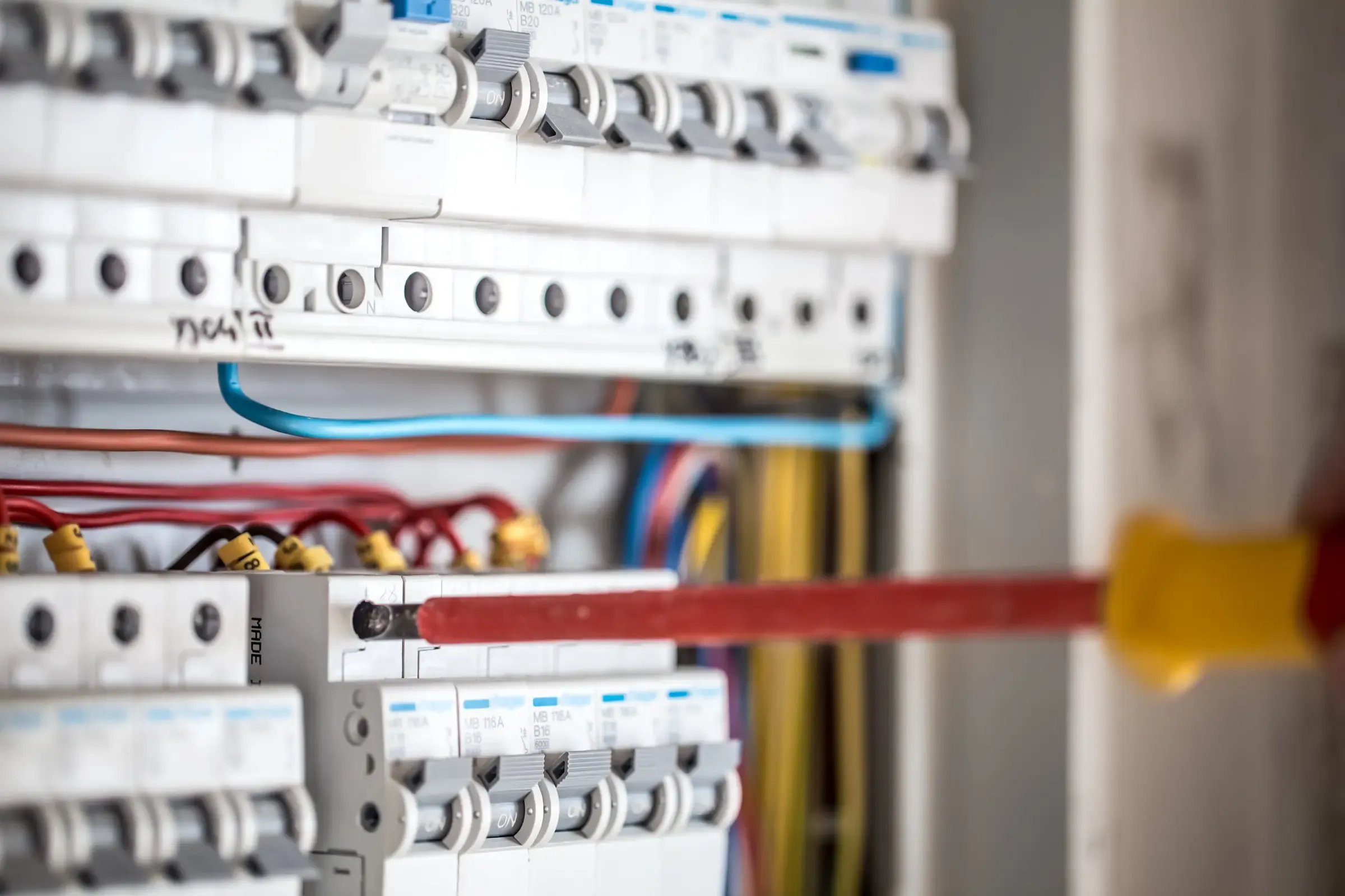 Mantenimiento eléctrico en Sevilla: por qué es esencial para la seguridad y el correcto funcionamiento de tu instalación