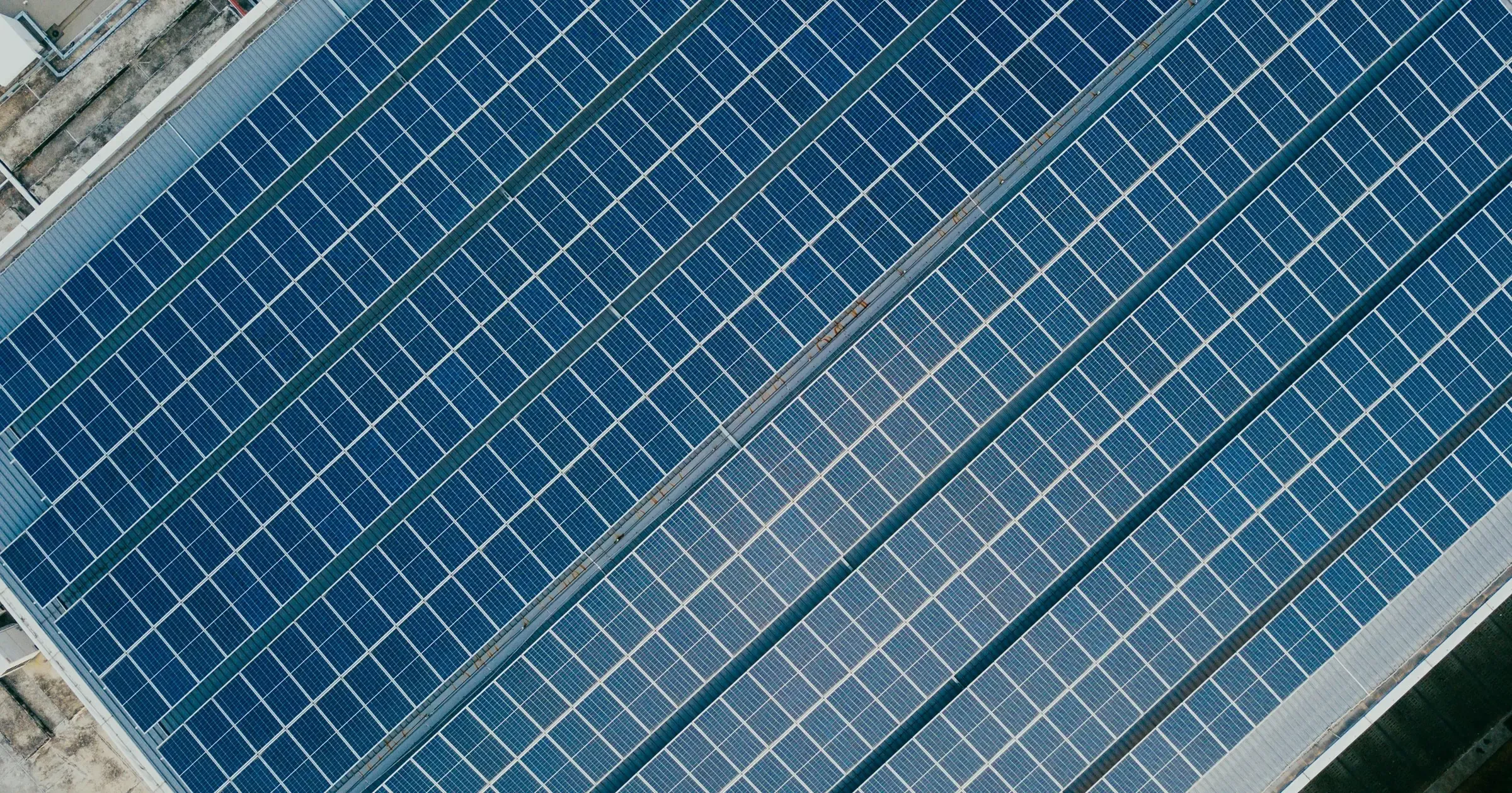 Tipos de autoconsumo solar en 2026: tipos de instalaciones fotovoltaicas y cuál te conviene según tu vivienda o negocio